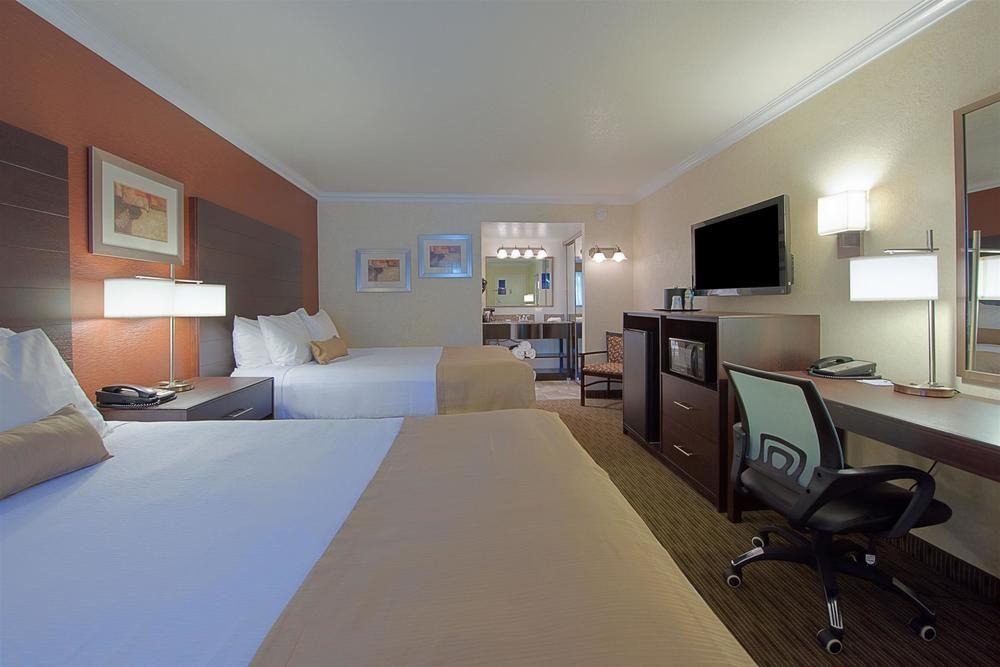 Best Western Innsuites Phoenix Hotel & Suites מראה חיצוני תמונה